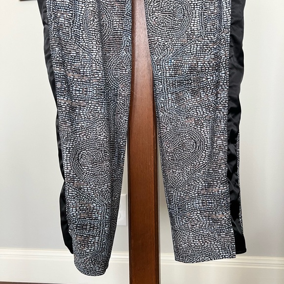 Lululemon Rise and Shine Trousers in Bead Envy Silver Spoon Multi/Black - Picture 8 of 15